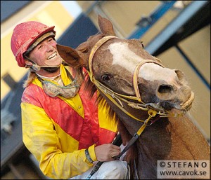 Dina Danekilde, en av få som lyckats med den tuffa övergången från lärling till jockey.